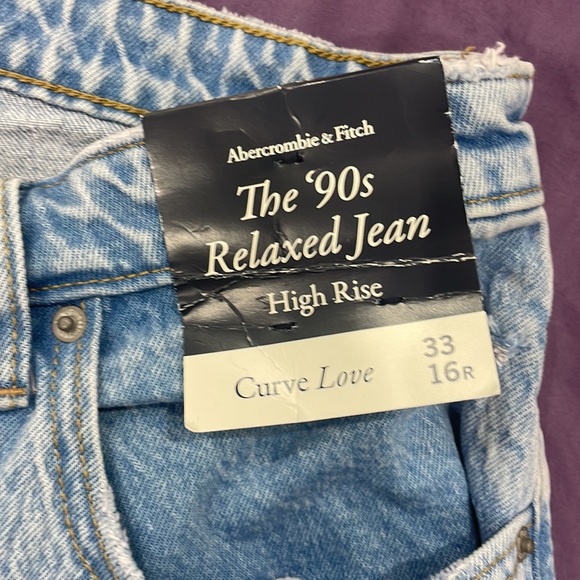 Curve Love light wash relaxed jeans - Picture 2 of 4